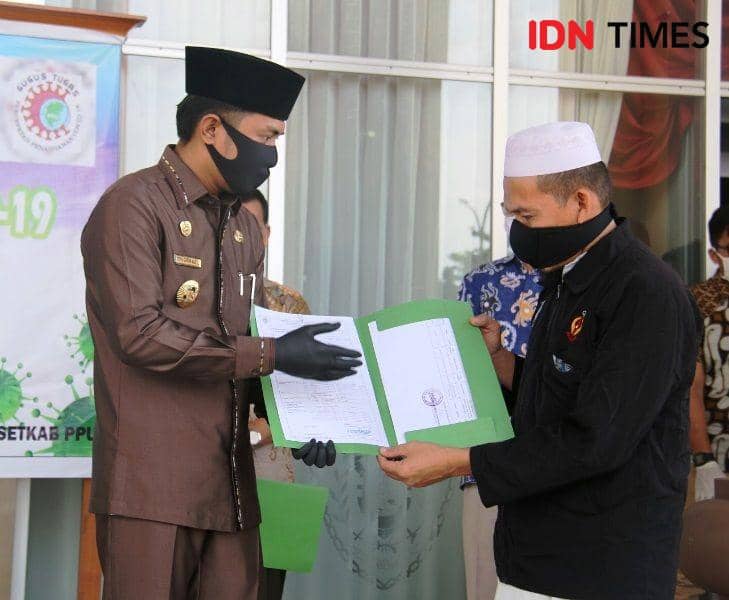 Bupati PPU, Abdul Gafur Mas'ud saat menyerahkan surat keterangan sembuh kepada Pasein PPU 07 (IDN Times/Ervan Masbanjar)