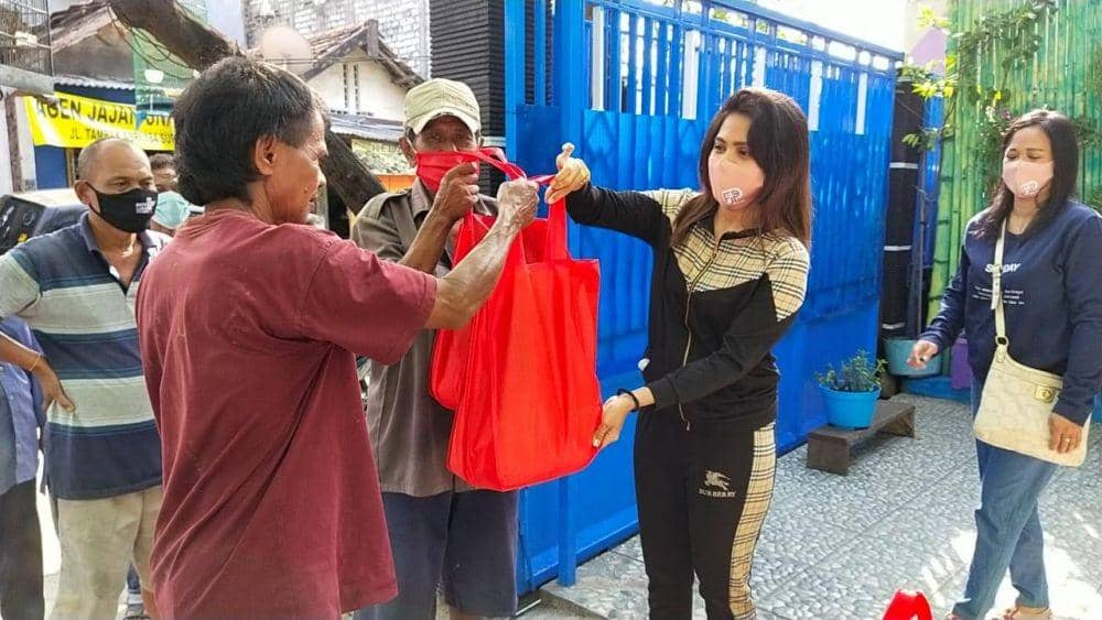FJPI Jatim Salurkan Donasi Paket Sembako untuk Janda hingga Ojol