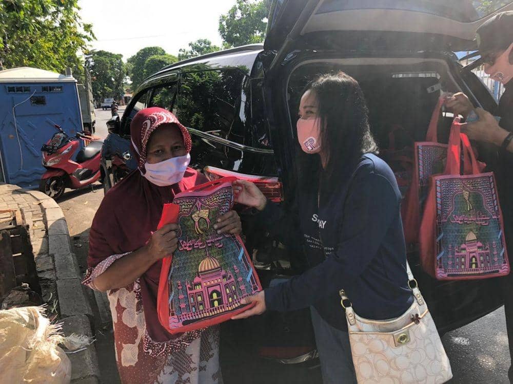 FJPI Jatim menyalurkan bantuan berupa paket sembako bagi warga yang membutuhkan di Surabaya. Dok. FJPI Jatim