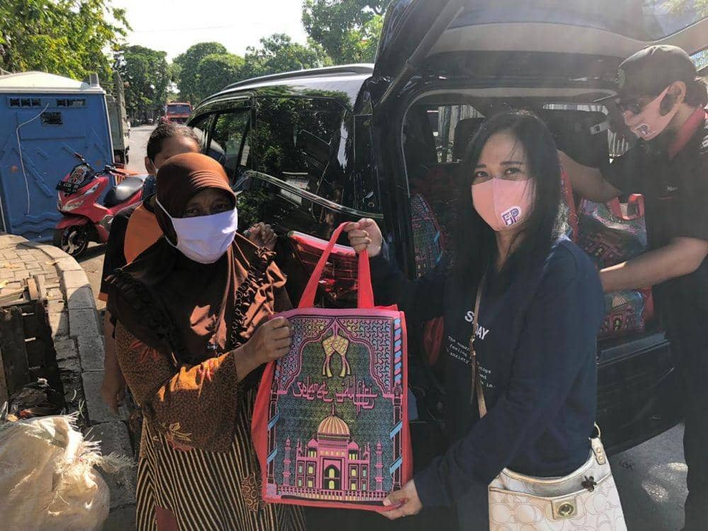 FJPI Jatim menyalurkan bantuan berupa paket sembako bagi warga yang membutuhkan di Surabaya. Dok. FJPI Jatim