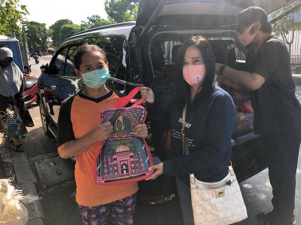 FJPI Jatim menyalurkan bantuan berupa paket sembako bagi warga yang membutuhkan di Surabaya. Dok. FJPI Jatim