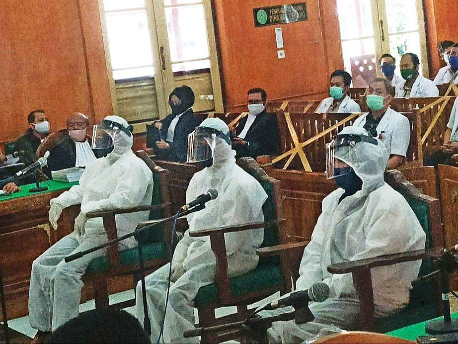 Sidang Pembunuhan Hakim Jamaluddin, Zuraida Cs Pakai Baju Hazmat