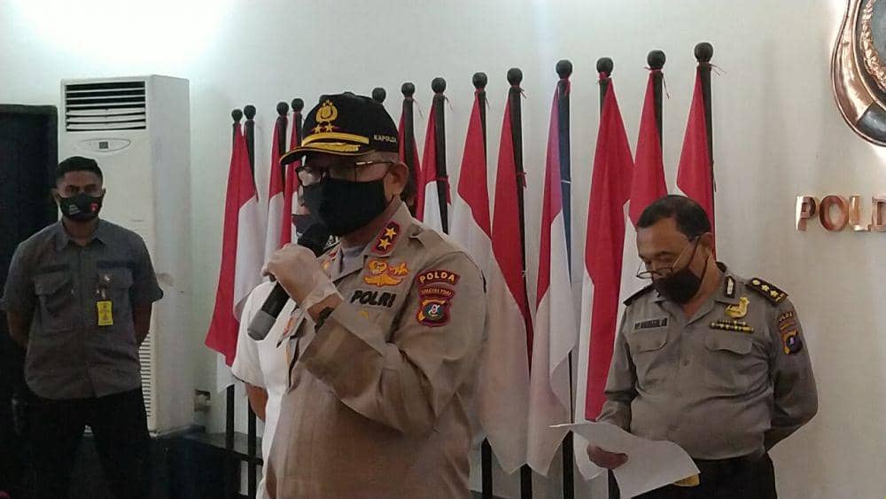 Kapolda Sumut Irjen Martuani Sormin saat memaparkan kasus Erdina (batik coklat), tersangka laporan palsu yang memotong jarinya sendiri karena terlilit utang (Istimewa)