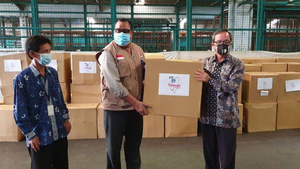 Kepala TETO John Chen menyerahkan bantuan kepada BNPB (Dok. Istimewa)