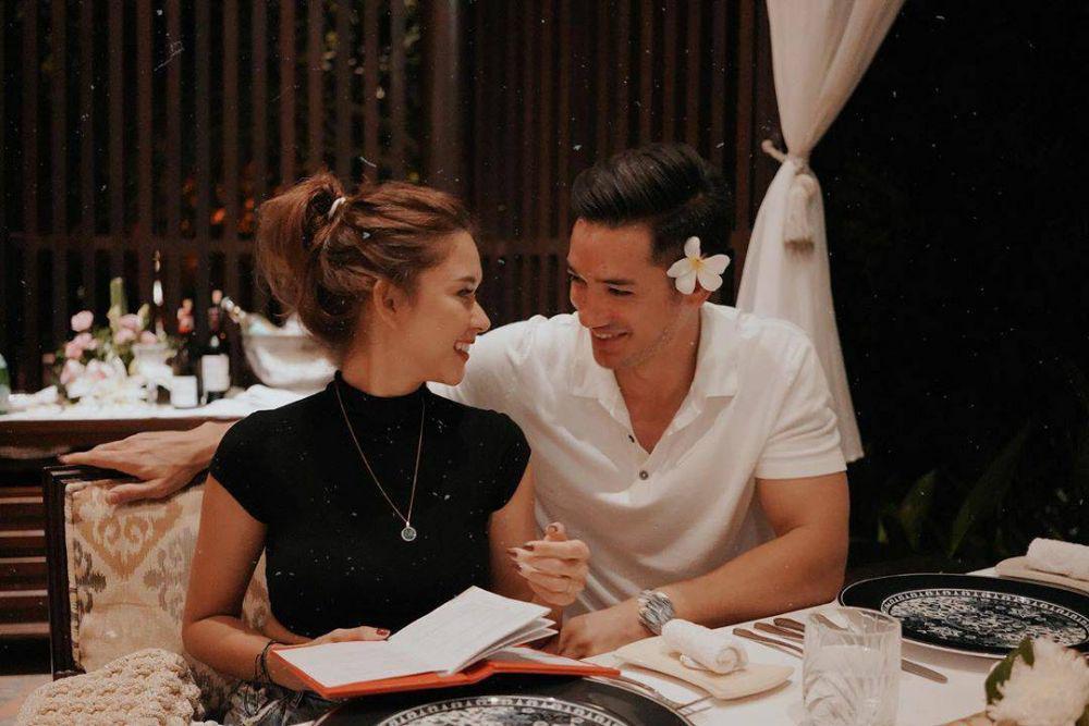 9 Momen Pelukan Andrew White dan Nana Mirdad, Jadi Bahasa Cinta
