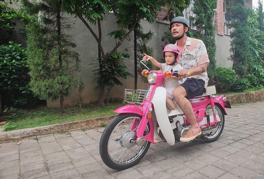 10 Selebriti Ini Sudah Jadi Ayah 1 Anak, Terlihat Awet Mudanya!