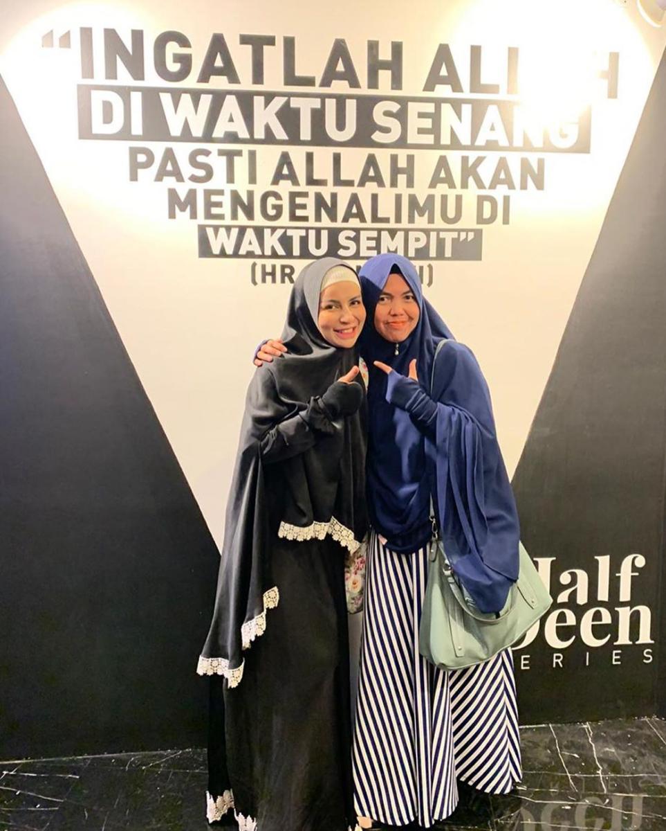 10 Potret Anggun Five Vi yang Kini Mantap Berhijab
