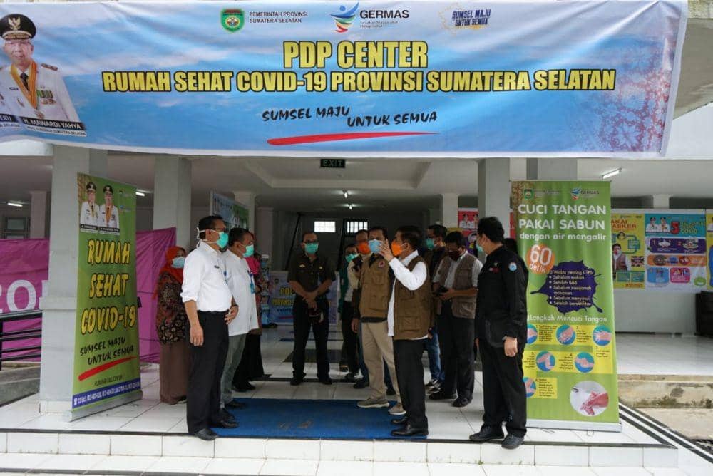Ketua harian gugus tugas Sumsel mengecek PDP center (IDN Times/Pemprov Sumsel)