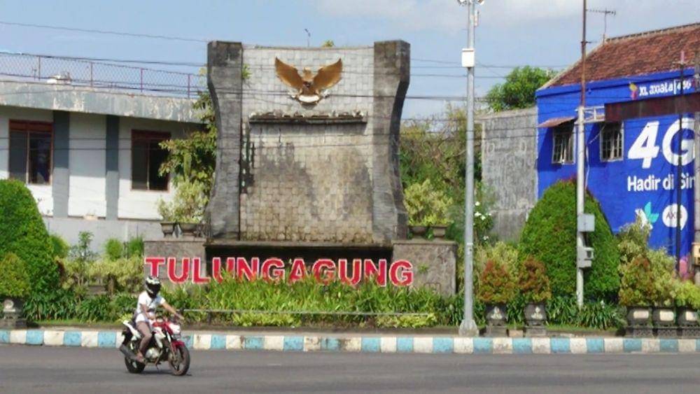 Masyarakat Tulungagung melintas. IDN Times/Bramanta Pamungkas