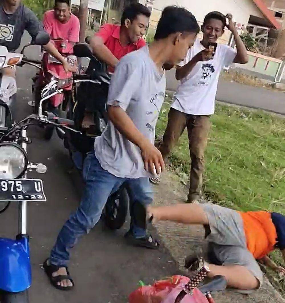 Screenshot rekaman video penganiayaan bocah penjual gorengan di Kabupaten Pangkep, Sulsel. IDN Times/Istimewa