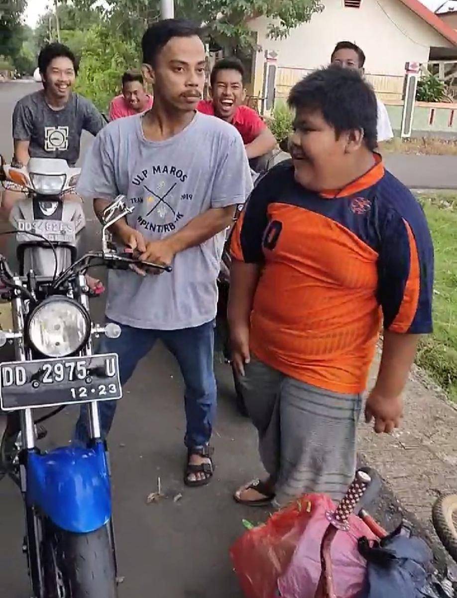 Screenshot rekaman video penganiayaan bocah penjual gorengan di Kabupaten Pangkep, Sulsel. IDN Times/Istimewa