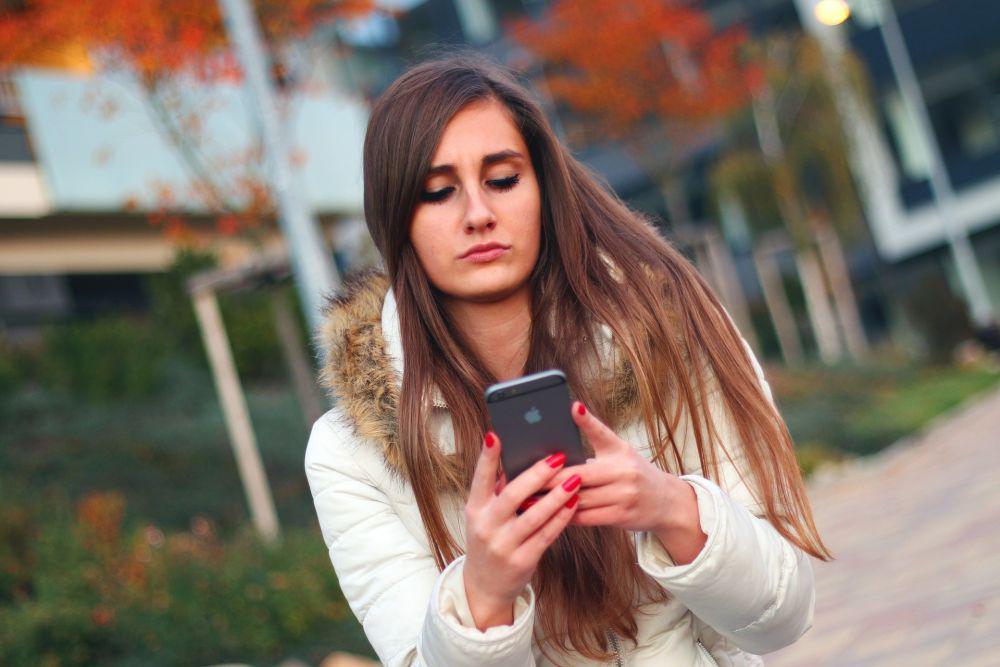 Terkesan Dingin saat Chatting, 5 Zodiak Ini Aslinya Charming Banget