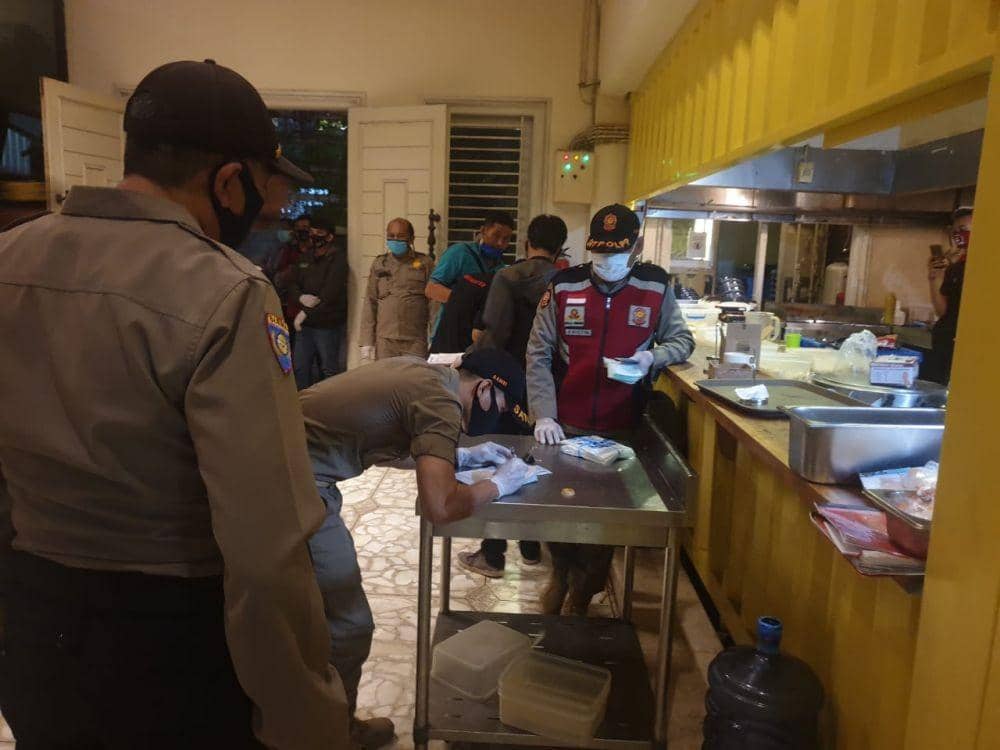 Langgar Jam Malam, Polisi Razia Restoran Cepat Saji di Surabaya