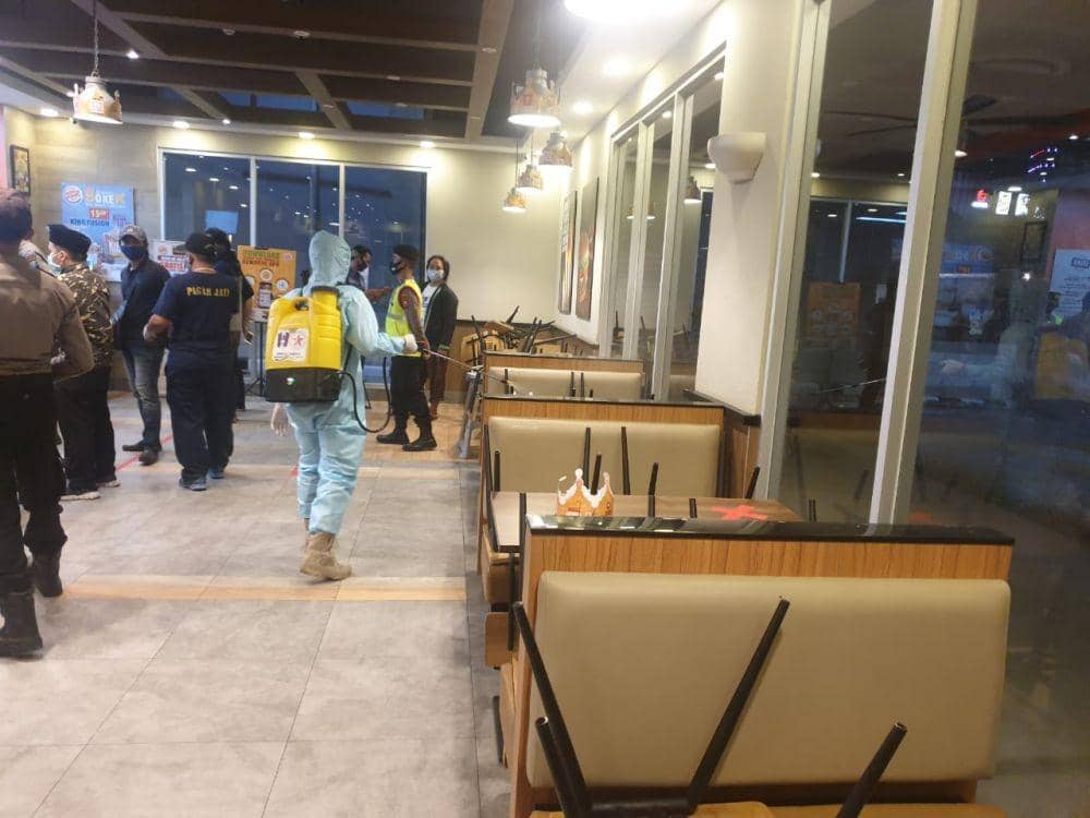 Patroli skala besar yang menyasar sejumlah restoran cepat saji di Surabaya. Dok. Humas Polda Jatim