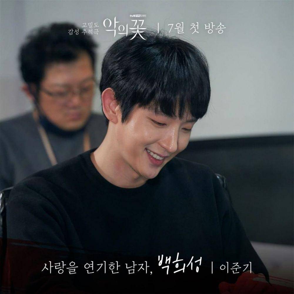 Lee Joon Gi di pembacaan naskah drama Flower of Evil. (instagram.com/tvndrama.official)