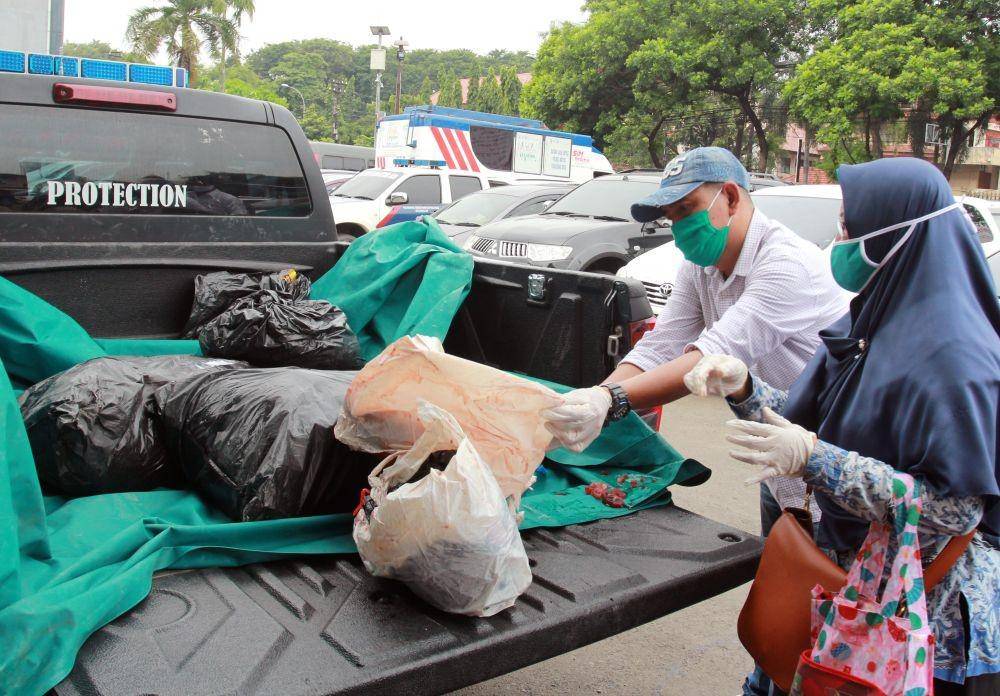 Barang bukti daging oplosan yang beredar di Tangerang. (ANTARA FOTO/Muhammad Iqbal)