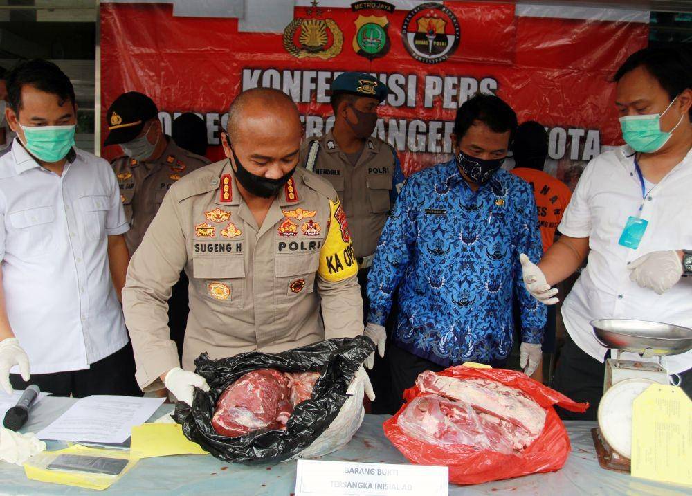 Polisi ungkap perdagangan daging oplosan di Tangerang (ANTARA FOTO/Muhammad Iqbal)