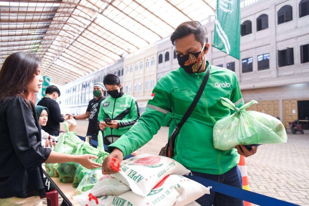 Grab Gotong Royong Bagikan Bantuan Sembako untuk Tenaga Medis COVID-19