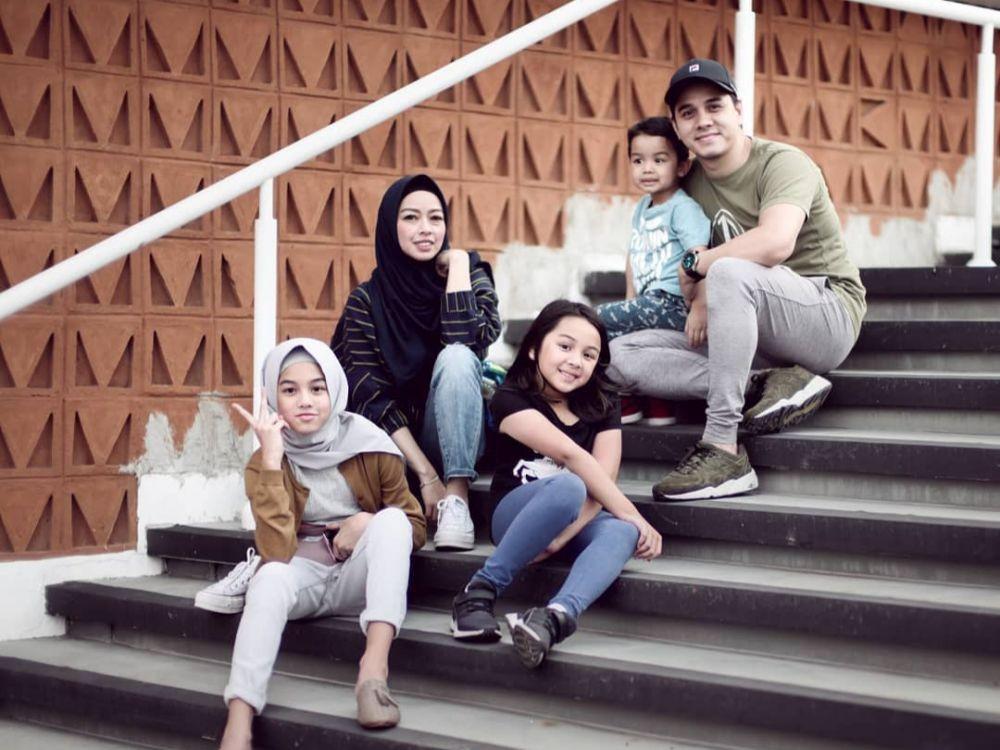 Gak Pernah Ada Gosip, 10 Potret Sweet Keluarga Rionaldo Stockhorst