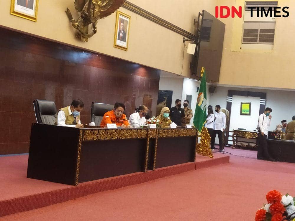 Rapat PSBB Palembang di Kantor Wali Kota Palembang (IDN Times/Feny Maulia Agustin)