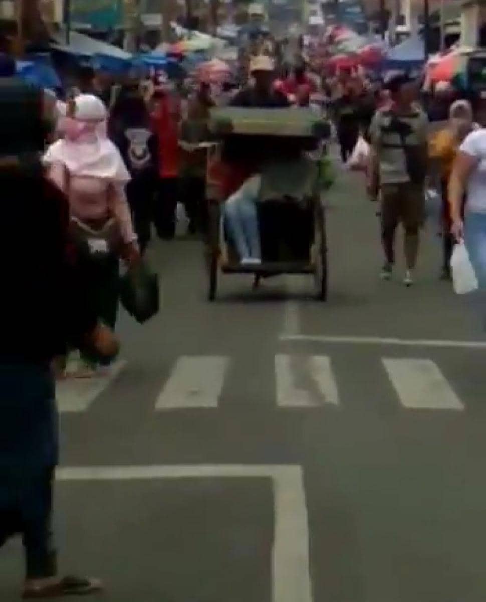 Tangkapan layar video warga belanja ke pasar di Garut