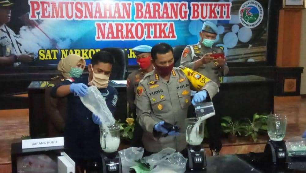 Polisi Musnahkan 1,7 Kg Sabu yang Gagal Dikirim ke Kendari