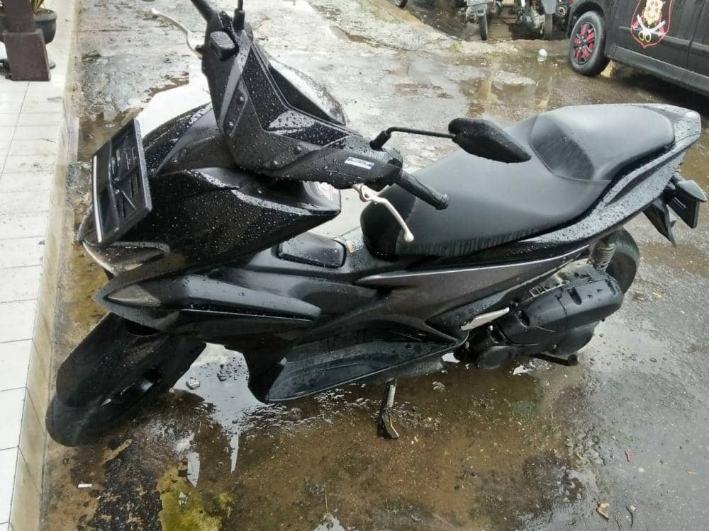 Motor Yamaha Aerox hitam bernopol KT 2450 FB yang dicuri oleh tersangka Hendra (IDN Times/Istimewa)