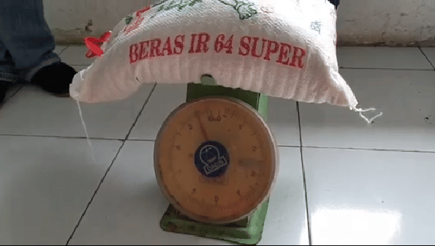 Beras sedang ditimbang tidak sesuai perencanaan (Dok.IDN Times/Istimewa)