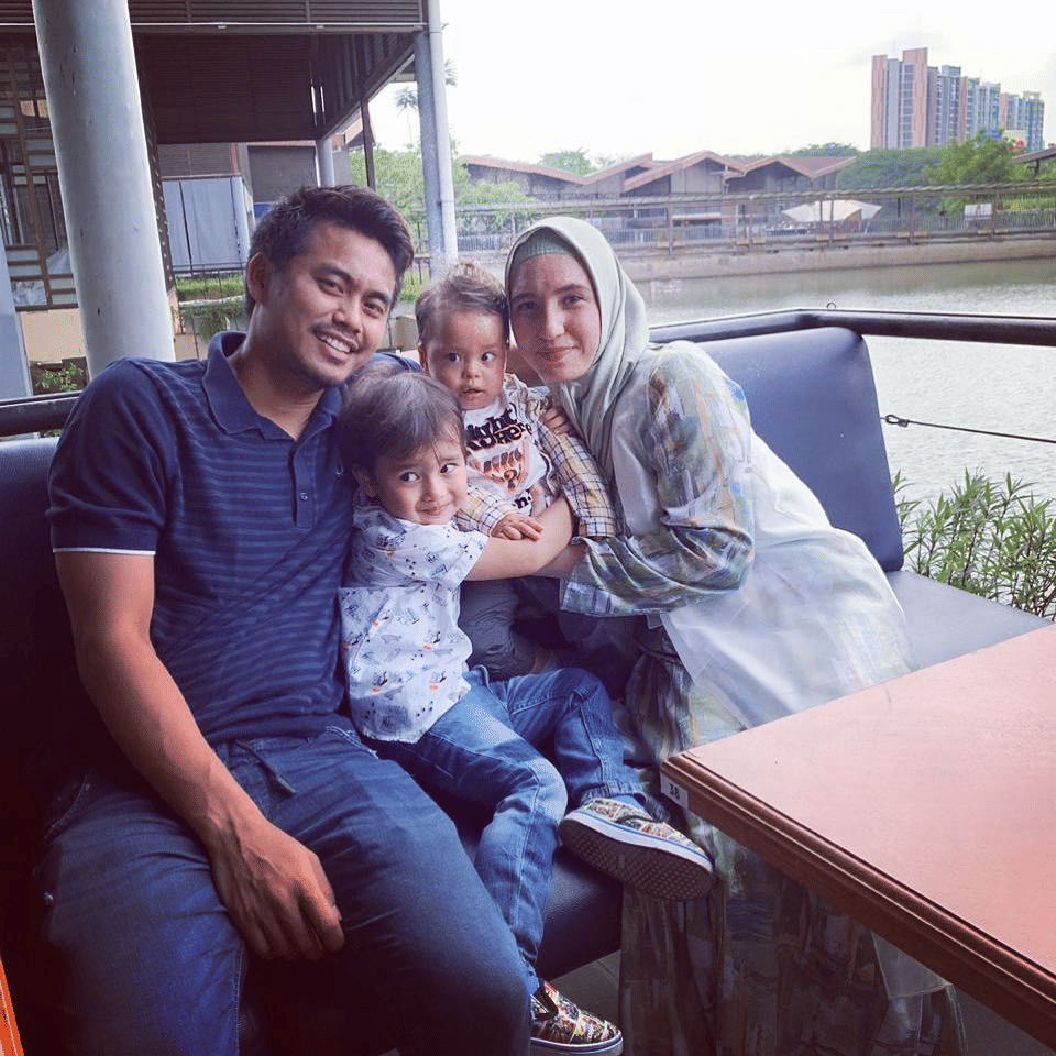 Resmi Gantung Raket, 10 Potret Harmonis Tontowi Ahmad Bersama Keluarga