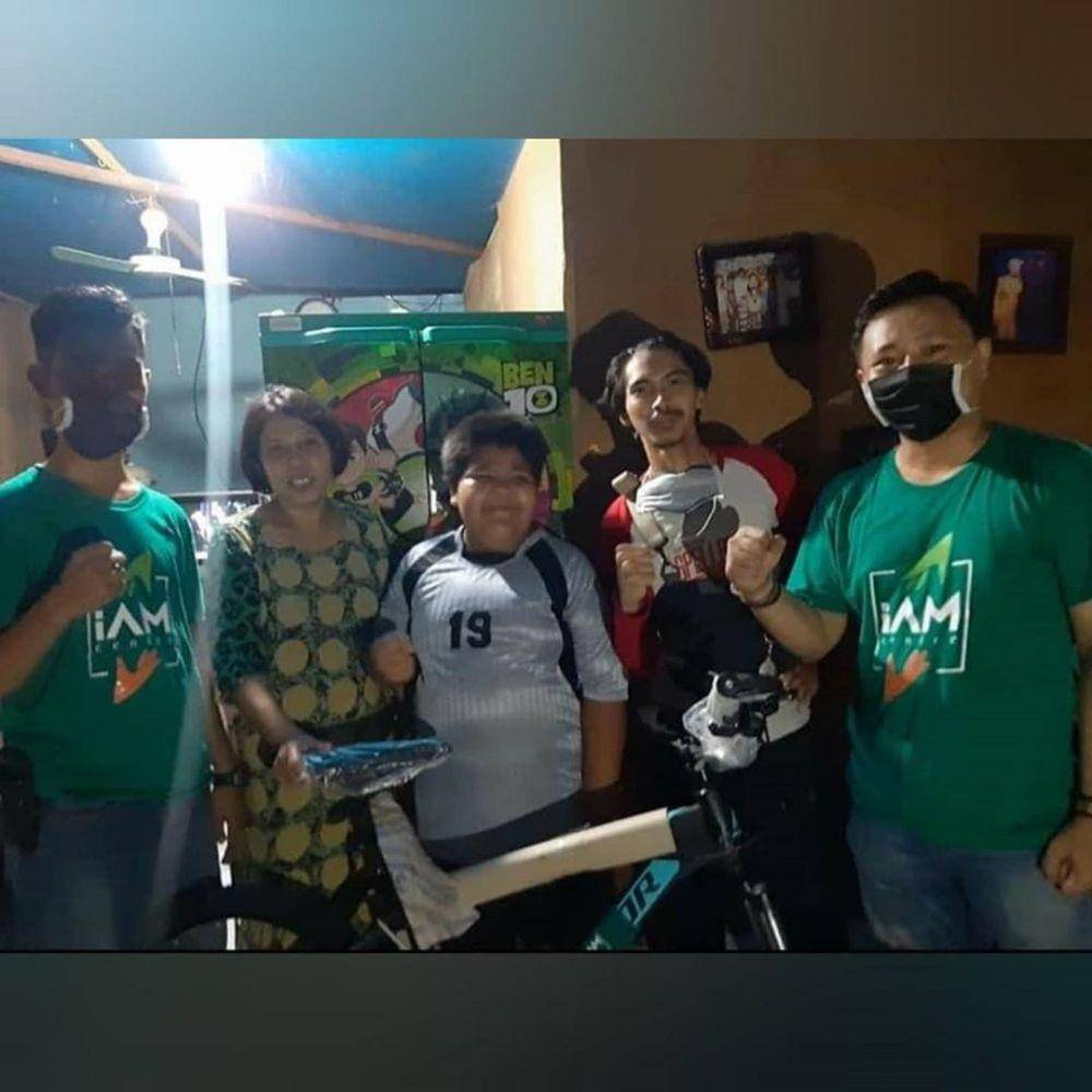Bocah penjual jalangkote yang mengalami perundungan mendapat sepeda baru (Instagram/@lambe_turah)