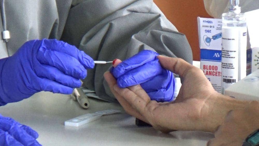Pegawai Brastagi Supermarket menjalani rapid test menyusul satu karyawan yang dinyatakan positif COVID-19 (Istimewa)