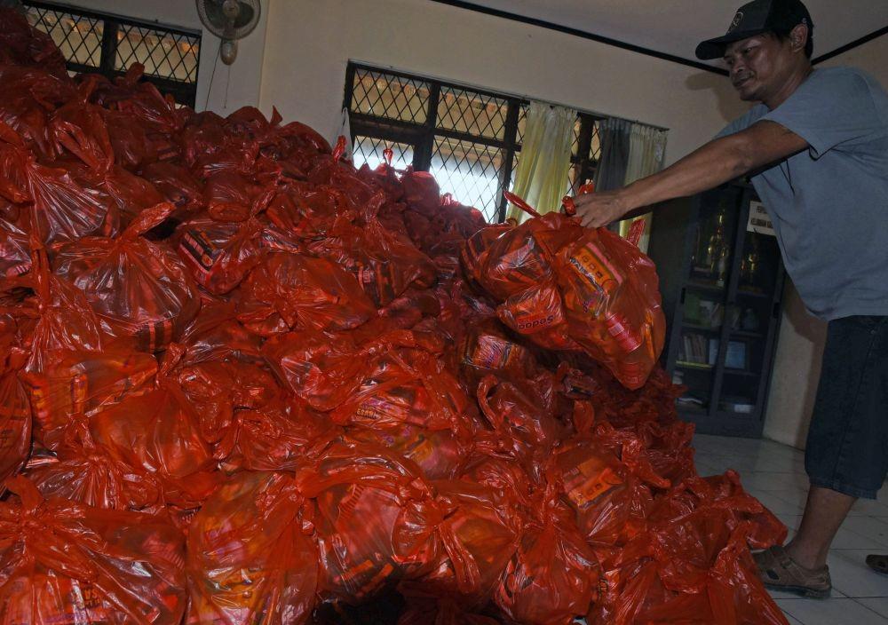Warga Terdampak Kenaikan Harga BBM Terima Bantuan Sembako Rp150 Ribu