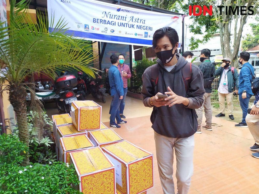 Sembako bagi warga Samarinda dari Astra Asuransi (IDN Times/Yuda Almerio)