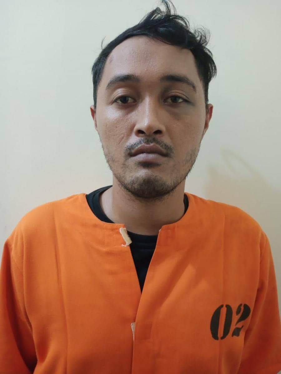 Pelaku percobaan curas menodongkan blakas ke penjaga toko di Denpasar Barat (Dok.IDN Times/Polsek Denbar)