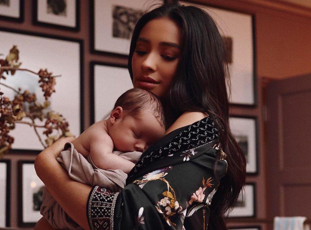 10 Potret Shay Mitchell dengan Baby Atlas, Menggemaskan!