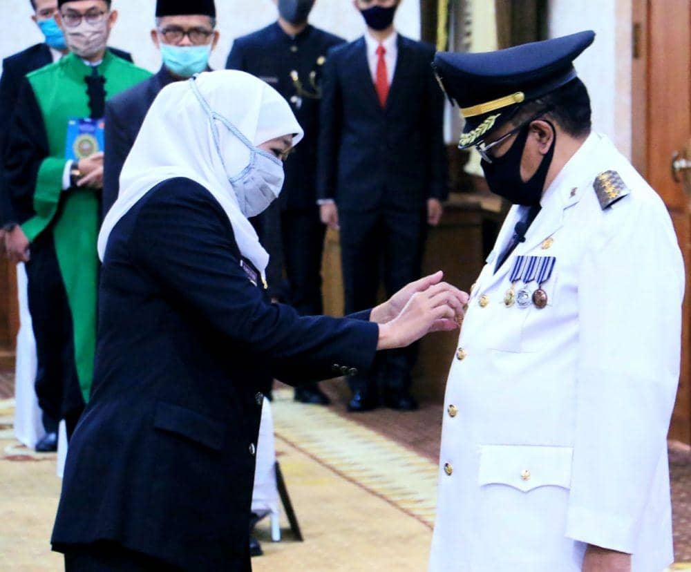 Gubernur Jatim Khofifah Indar Parawansa lantik Wali Kota Blitar Santoso di Gedung Negara Grahadi, Selasa (19/5). Dok. Humas Pemprov Jatim