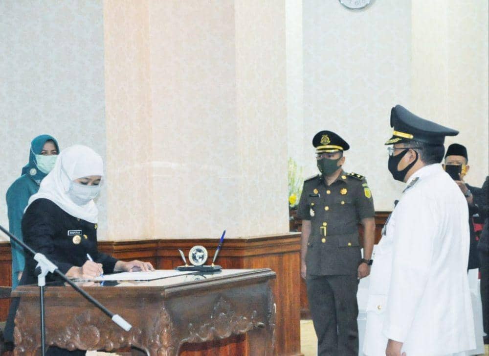 Gubernur Jatim Khofifah Indar Parawansa lantik Wali Kota Blitar Santoso di Gedung Negara Grahadi, Selasa (19/5). Dok. Humas Pemprov Jatim