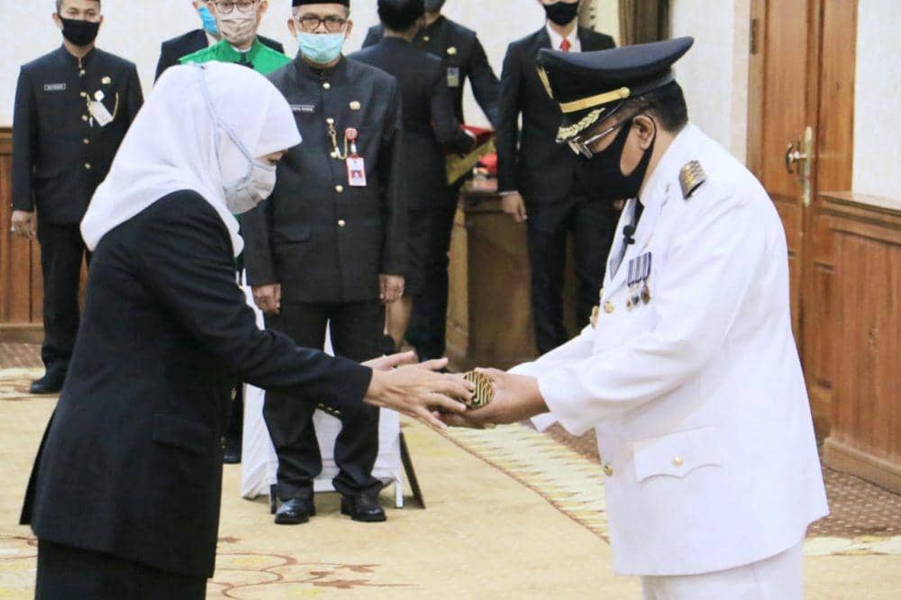 Gubernur Jatim Khofifah Indar Parawansa lantik Wali Kota Blitar Santoso di Gedung Negara Grahadi, Selasa (19/5). Dok. Humas Pemprov Jatim