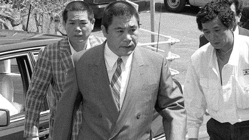 Bos Yakuza terkenal, Yoshinori Watanabe, alias 'Mr. Gorilla' (tengah ) (Kyodo / Landov via thedailybeast.com)