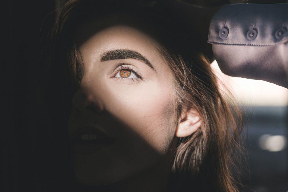 5 Langkah Mudah Merapikan Alis Sendiri di Rumah, Gak Perlu Threading!