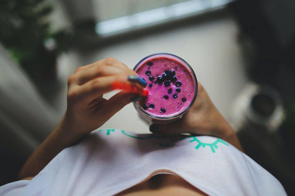ilustrasi minum smoothies (pexels.com/Kaboompics)