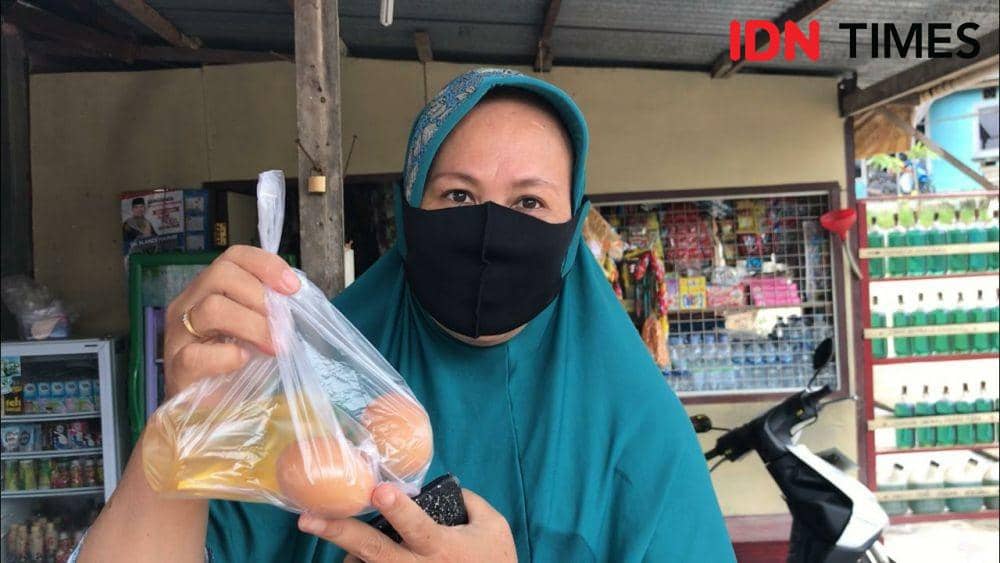 Ani saat menyumbang sembako bagi warga Kelurahan Sambutan, Samarinda (IDN Times/Yuda Almerio)