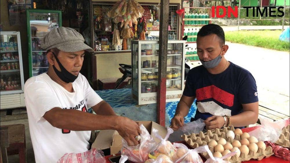 Sunarto dan Juned saat menyiapkan sembako sumbangan warga di Kelurahan Sambutan, Samarinda (IDN Times/Yuda Almerio)