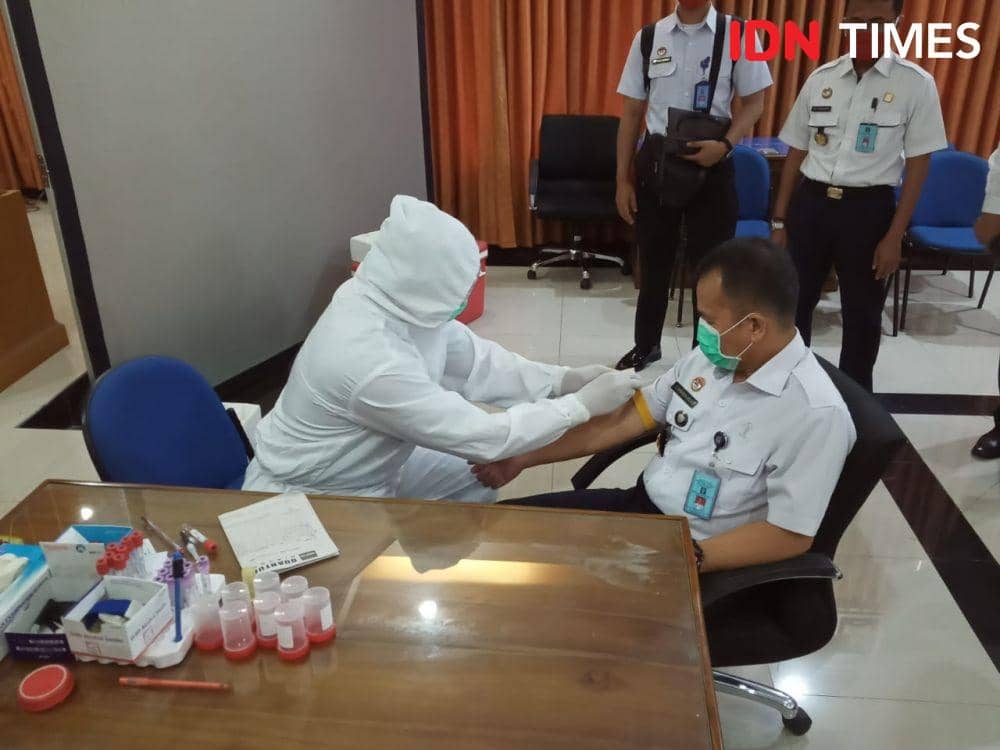 Pegawai Imigrasi Denpasar Jalani Rapid Test, Ini Hasilnya