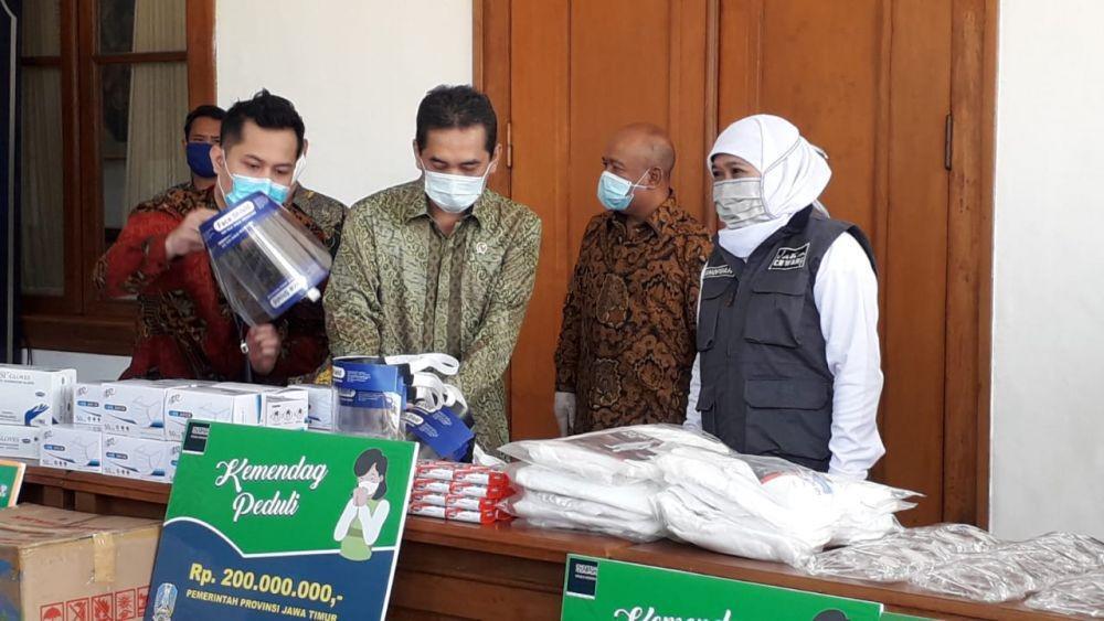 Mendag Salurkan Bantuan Penanganan COVID-19 ke Khofifah