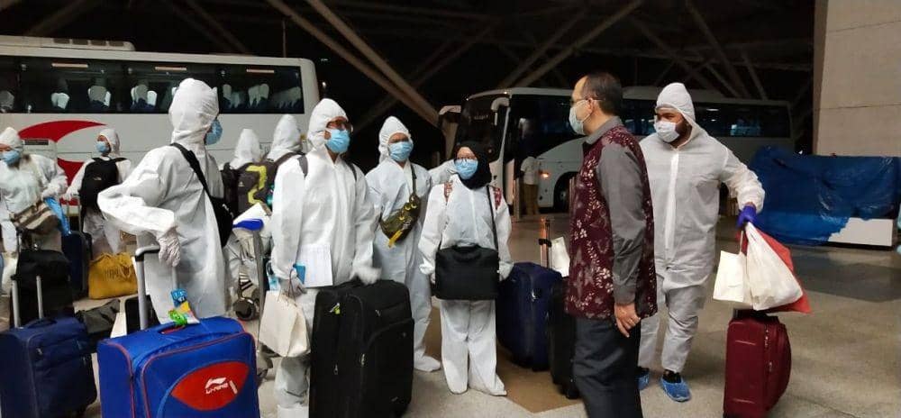 (WNI dari luar negeri tiba di Bandara Soetta) www.twitter.com/@suryodipuro