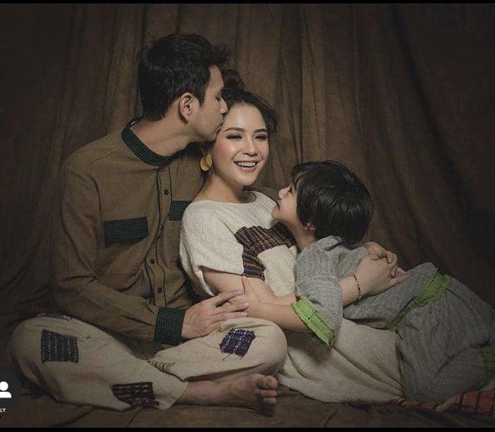 Jelang Lebaran, 10 Gaya Pemotretan Elegan Keluarga Raffi Ahmad