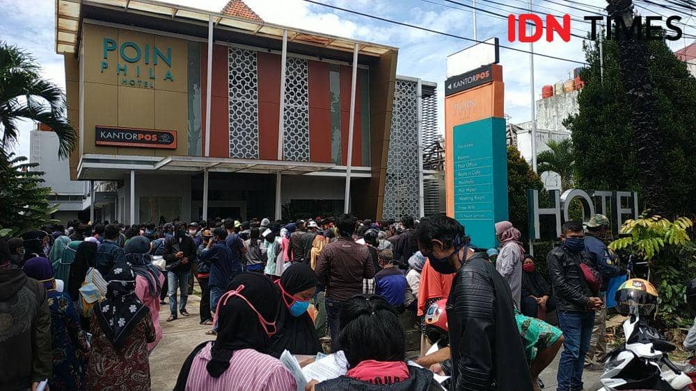 Ilustrasi warga akan mencairkan BLT di kantor pos.IDN Times/Debbie Sutrisno