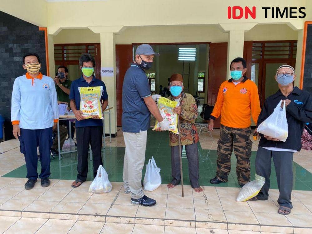 Lurah Desa Bangunharjo, Sewon, Bantul, Yuni Ardi Wibowo, bagikan sembako bagi warga yang tercecer bantuan pemerintah pusat