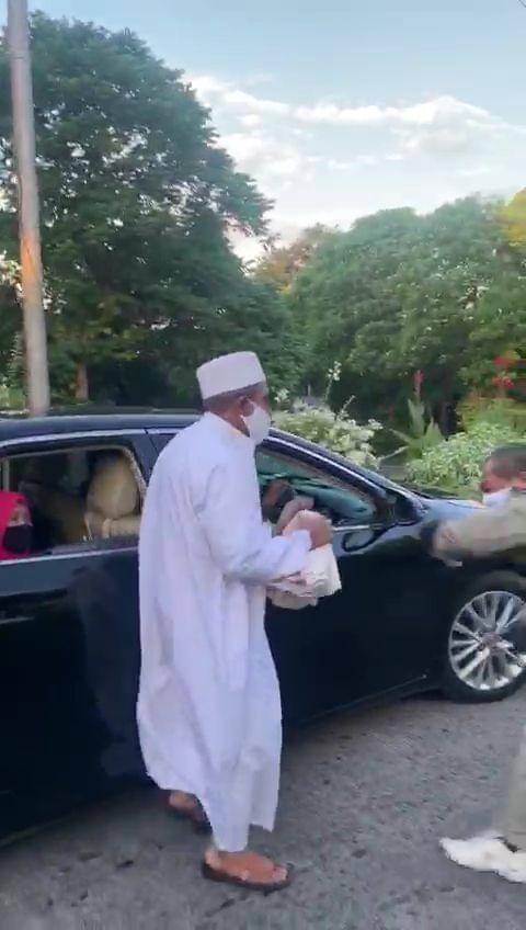 Seorang pria bergamis ngeyel masuk ke Surabaya. Dok.IDN Times/Istimewa